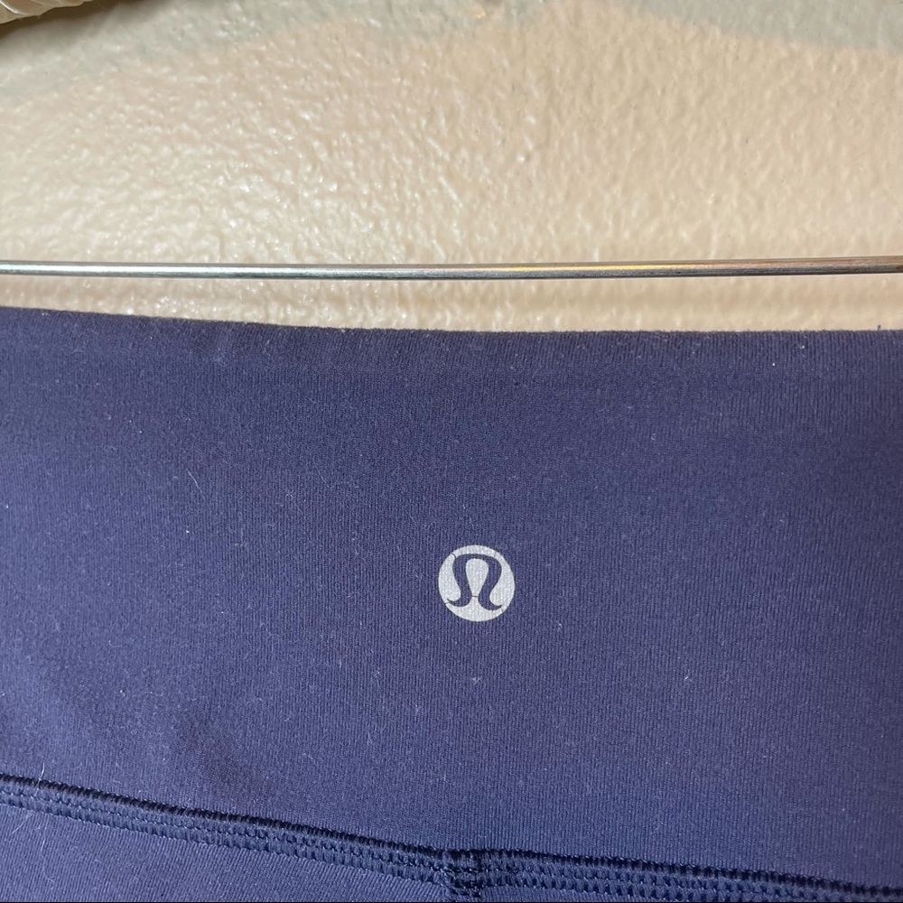 SALE!! LUULEMON on Wunder Under Crop Reversible Dense Purple / Black Size 6 Lulu - Picture 10 of 10